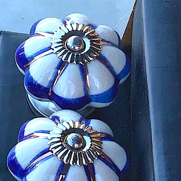 INSTANT FURNITURE UPDATE KNOBS PULLS NAVY WHITE GOLD SET OF 4 PORCELAIN NEW - Picture 4 of 8